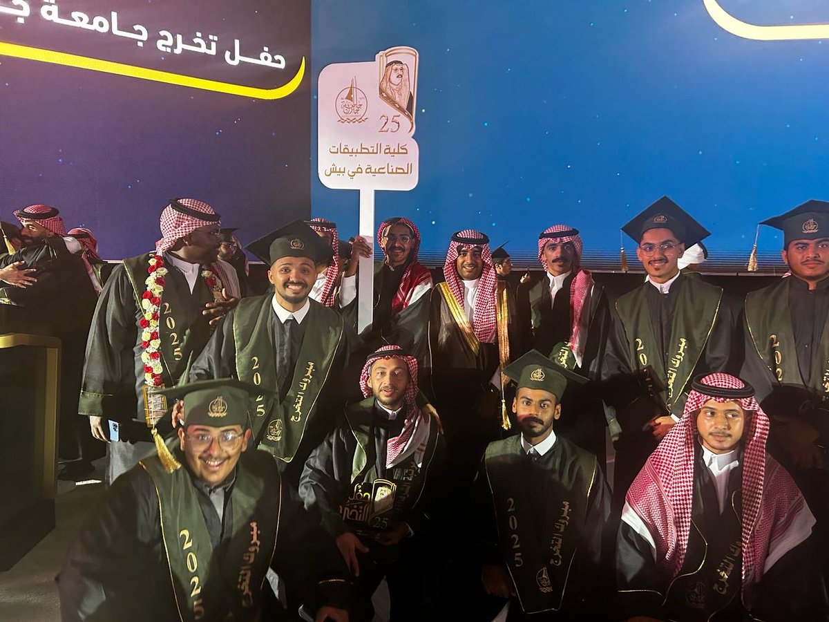 Jazanu_CAIT's tweet photo. يتقد عميد ومنسوبو #كلية_التطبيقات_الصناعية بخالص التهاني والتبريكات لخريجي الكلية في الدفعة ال٢٠ ب#جامعة_جازان. سائلين الله التوفيق والسداد لهم في مسيرتهم المهنية والمساهمة في خدمة الوطن الغالي. https://t.co/vIBw5zssLA