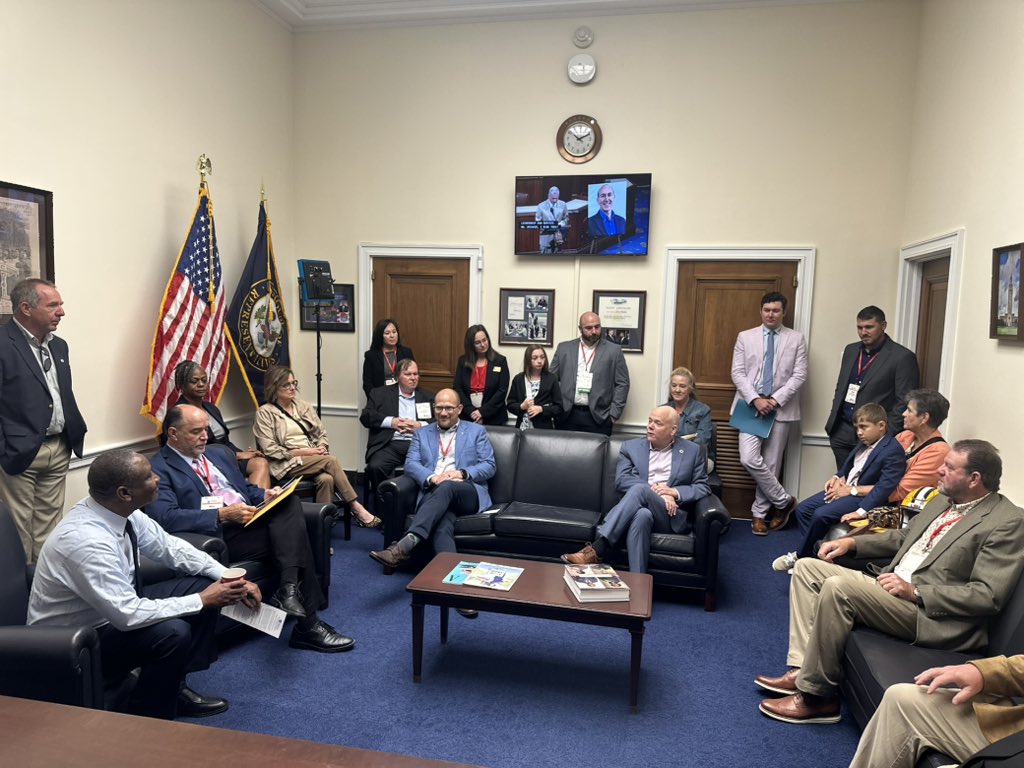 AssnOfLACoops's tweet image. Thank you, @RepFields, for meeting with our co-op representatives today to discuss FEMA related issues. 

#CoopsOnTheHill