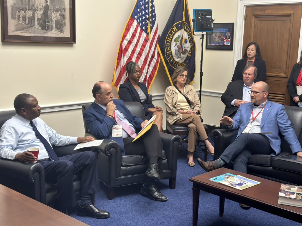 AssnOfLACoops's tweet image. Thank you, @RepFields, for meeting with our co-op representatives today to discuss FEMA related issues. 

#CoopsOnTheHill