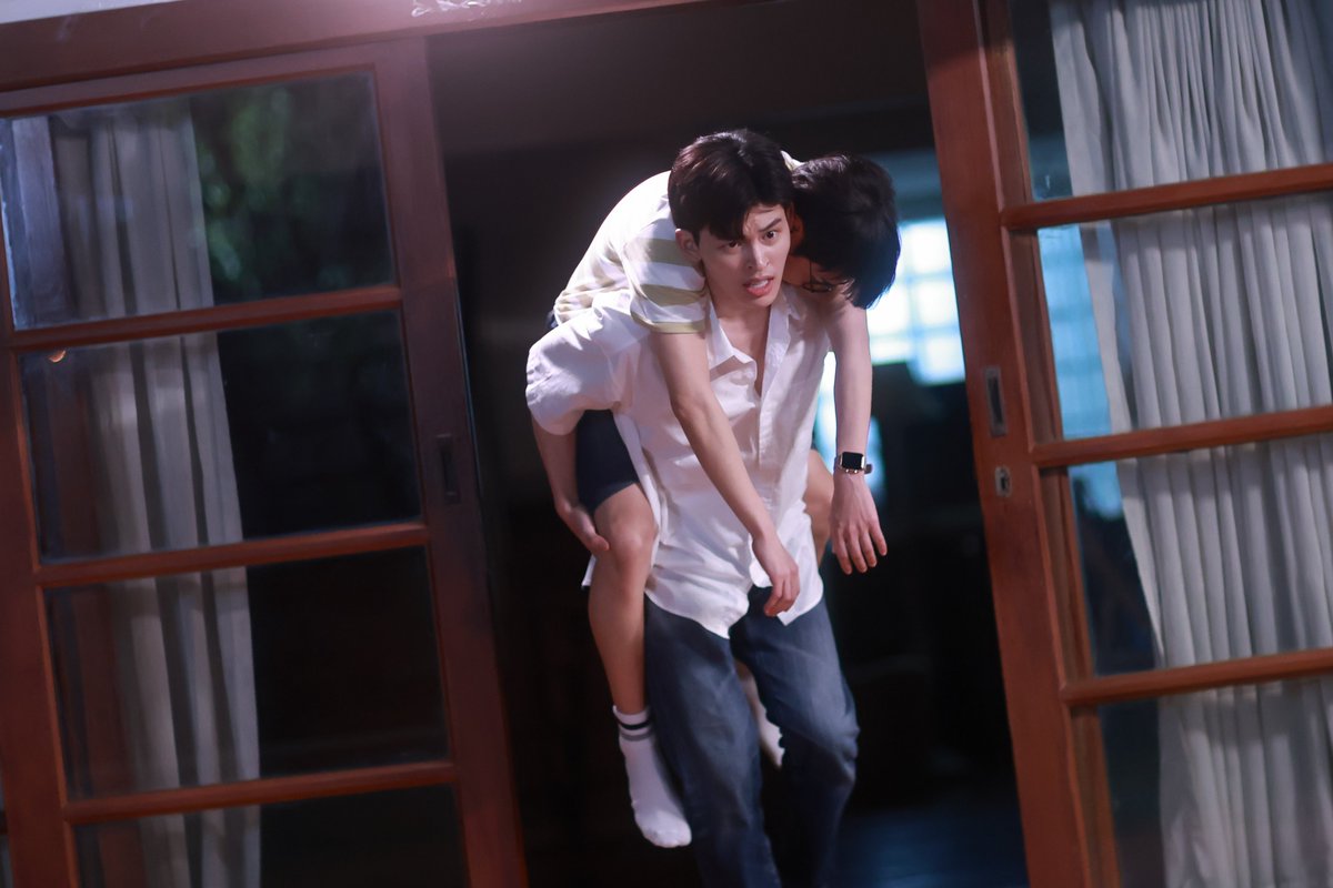 LeapDaySeriesTH's tweet photo. ใจเจ็บไปหมด น้องเดย์ต้องแบกพี่โอโซนไปโรงพยาบาลอีกแล้ว! 

#LeapDaySeriesEP4
@ppnaravit  @AtthaphanP https://t.co/zQtf2LEEpr
