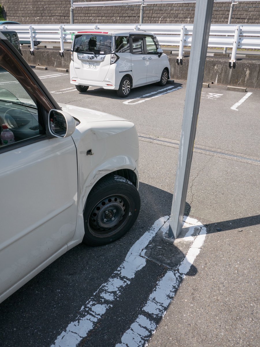 SakuraBunchow2's tweet image. やっちゃった…。
ピラー太すぎて鉄柱が完全に見えませんでした(2枚目が運転席からの視点。ピラーの向こうに鉄柱が隠れてます)。
衝突安全性より衝突しないようにピラー細くした方がいいんじゃなかろうか。
前乗ってたコルトでも同じことやってるんすよね…。