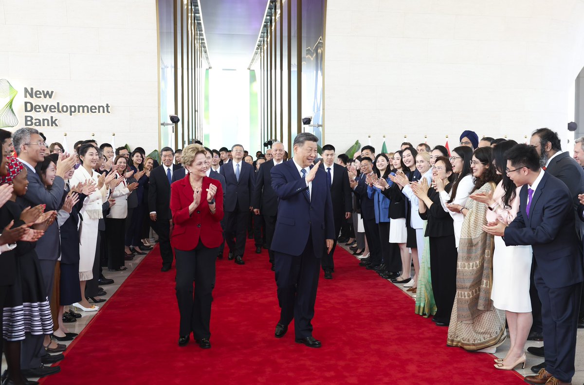 Xi Jinping visita NDB e se reúne com Dilma Rousseff. 

O presidente chinês enalteceu o “desenvolvimento de alta qualidade dos Brics, com o objetivo de atender de maneira eficaz às necessidades do Sul Global". 

Saiba mais: dilma.com.br/xi-jinping-vis…