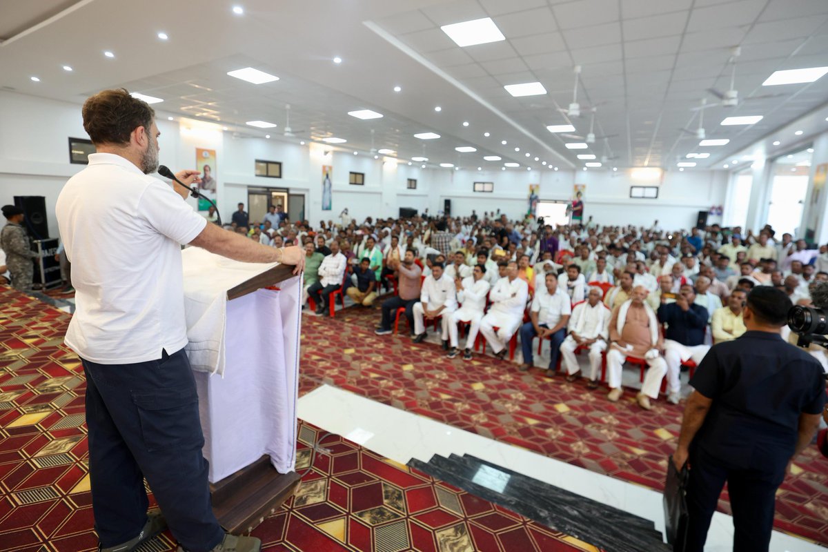 INCIndia's tweet photo. नेता विपक्ष श्री @RahulGandhi ने सरेनी विधानसभा क्षेत्र में कांग्रेस बूथ अध्यक्षों के साथ महत्वपूर्ण बैठक की।

कांग्रेस के ऊर्जावान कार्यकर्ता ही पार्टी की शक्ति हैं। आप कांग्रेस की विचारधारा को जन-जन तक पहुंचाएं, संगठन को मजबूत करें और देशहित में अपना योगदान दें। 

जय कांग्रेस ✋🏼

📍 यूपी
