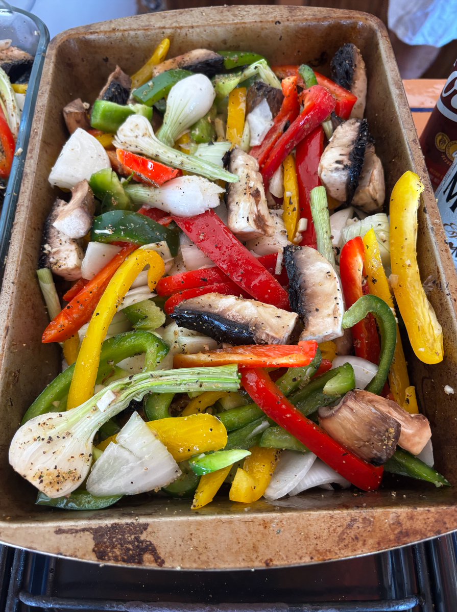 I love eating the colors of the rainbow! This kind of food fuels my body and makes me happy. Hope you all have a fantastic week!

#happy #positive #plantbased #veggies