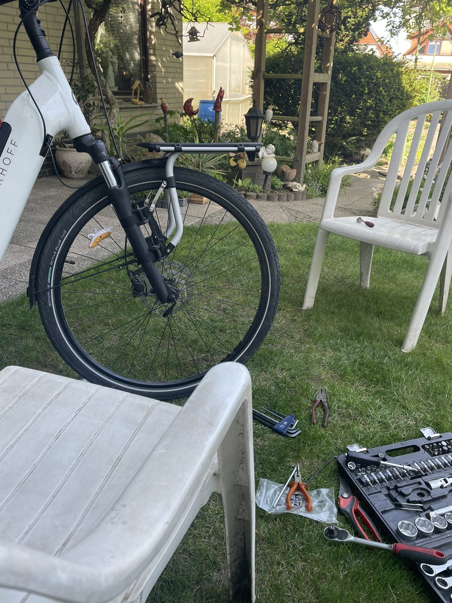 So. Das Rad hat jetzt vorne auch einen Gepäckträger. 
Hab ja kein Auto mehr und irgendwie muss man ja einkaufen.