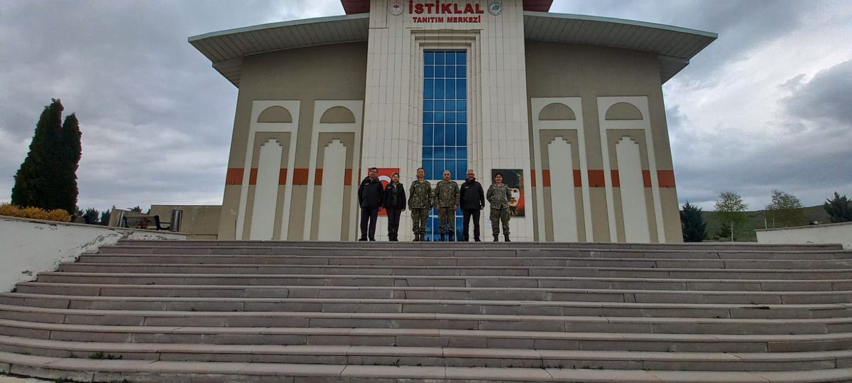Afyonkarahisar İkmal ve Garnizon Komutanı Tuğgeneral Fatih DAĞLI İstiklal Tanıtım Merkezini ziyaret etti. Ziyaret sırasında Bölge Müdürümüz Kemal CAN İstiklal Tanıtım Merkezi hakkında bilgi verdi.