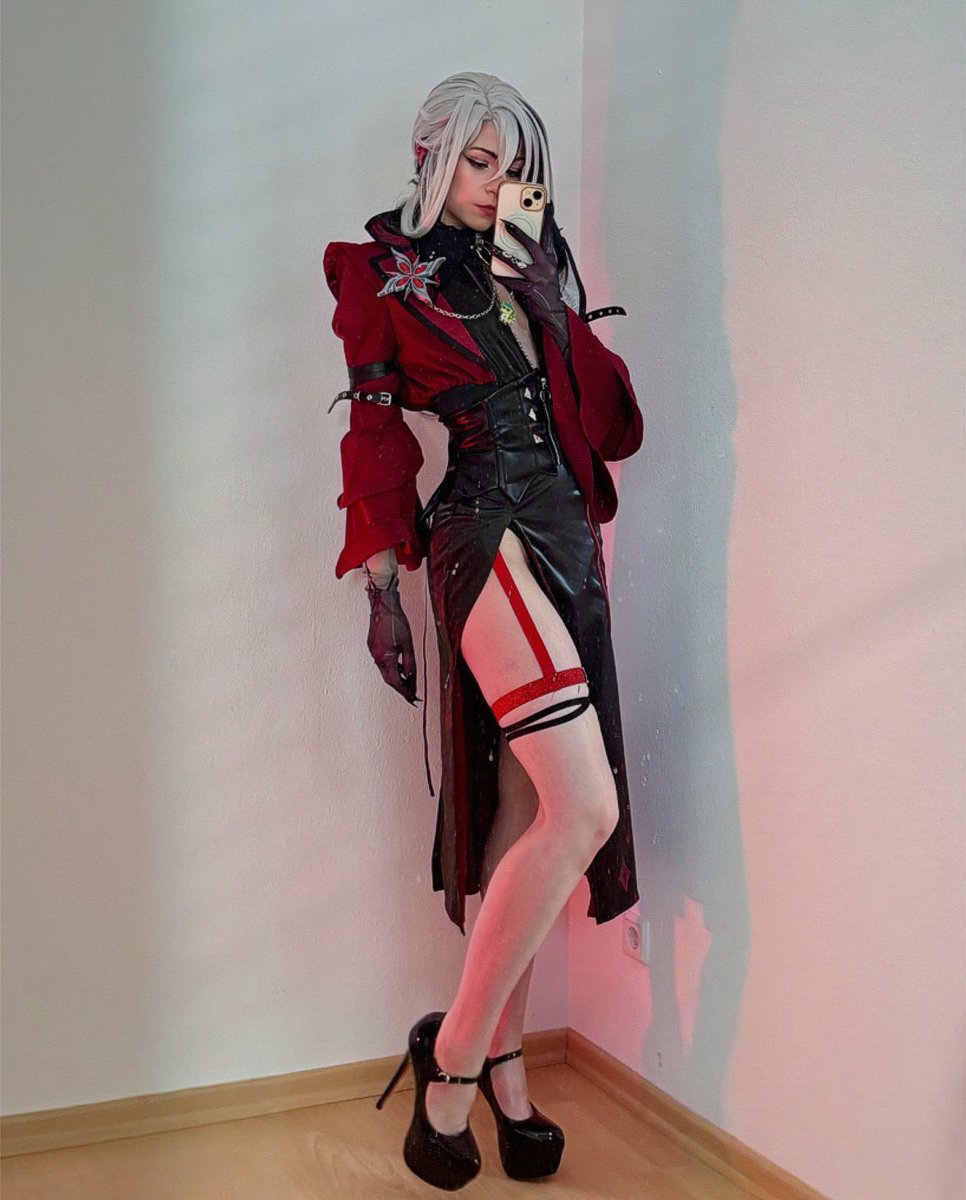 I feel like I should’ve worn socks for this 
#Arlecchino #cosplay #genshin