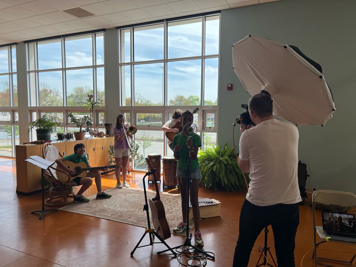 intSchools's tweet image. BTS Of The Magic - some behind the scenes shots of our trip to The Village School Montessori last week.📸🇺🇸
Designer Natalia and Photographer Sam did an amazing job at transforming the gym into a music classroom set up - we can't wait to see how the photos turn out! 🎶🏫…