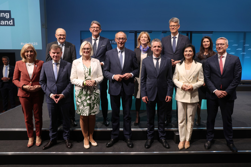 phoenix (@phoenix_de) on Twitter photo #phoenixRunde: Das #Merz-Kabinett – Wer steht für was?
Bei <a href="/AnkePlaettner/">Anke Plättner</a> sind:
- <a href="/GordonRepinski/">Gordon Repinski</a>, <a href="/POLITICOEurope/">POLITICOEurope</a>
- <a href="/SarahFruehauf/">Sarah Frühauf</a>, ARD-Hauptstadtstudio
- Christoph <a href="/CSchwennicke/">Christoph Schwennicke</a>, <a href="/tonline/">t-online</a>
- Rena Lehmann (<a href="/NOZ_FrauLehmann/">Rena Lehmann</a>), <a href="/noz_de/">NOZ</a>
📲 19:00 Uhr 📺 22:15 Uhr #phoenixRunde: Das #Merz-Kabinett – Wer steht für was?
Bei <a href="/AnkePlaettner/">Anke Plättner</a> sind:
- <a href="/GordonRepinski/">Gordon Repinski</a>, <a href="/POLITICOEurope/">POLITICOEurope</a>
- <a href="/SarahFruehauf/">Sarah Frühauf</a>, ARD-Hauptstadtstudio
- Christoph <a href="/CSchwennicke/">Christoph Schwennicke</a>, <a href="/tonline/">t-online</a>
- Rena Lehmann (<a href="/NOZ_FrauLehmann/">Rena Lehmann</a>), <a href="/noz_de/">NOZ</a>
📲 19:00 Uhr 📺 22:15 Uhr