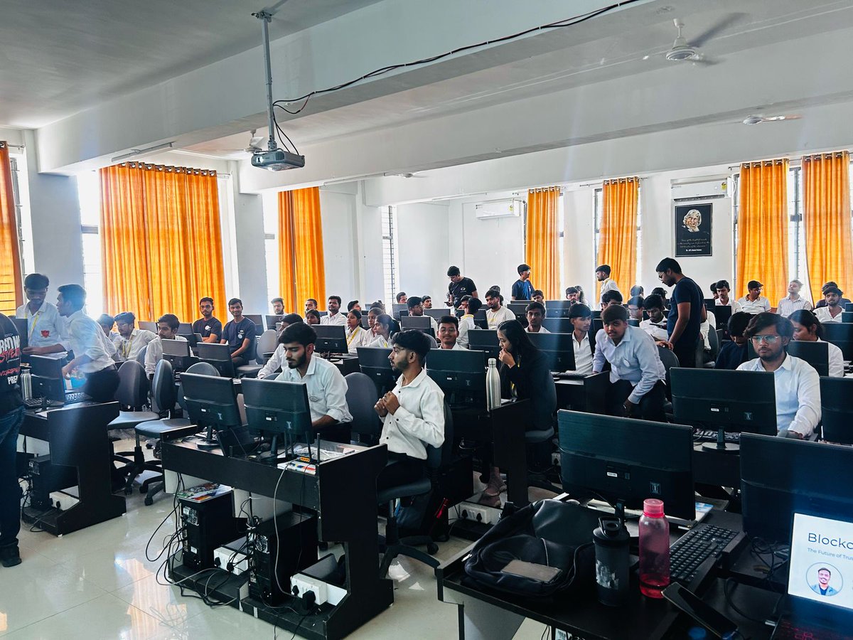 Central_DAO's tweet image. 🚀 Your Web3 Fam had an amazing time at Core Connect Campus Edition at SAGE University! 🌐
💻 The dev workshop was packed with insights into Core DAO, hands-on coding, and the crowd was amazing. 🔥