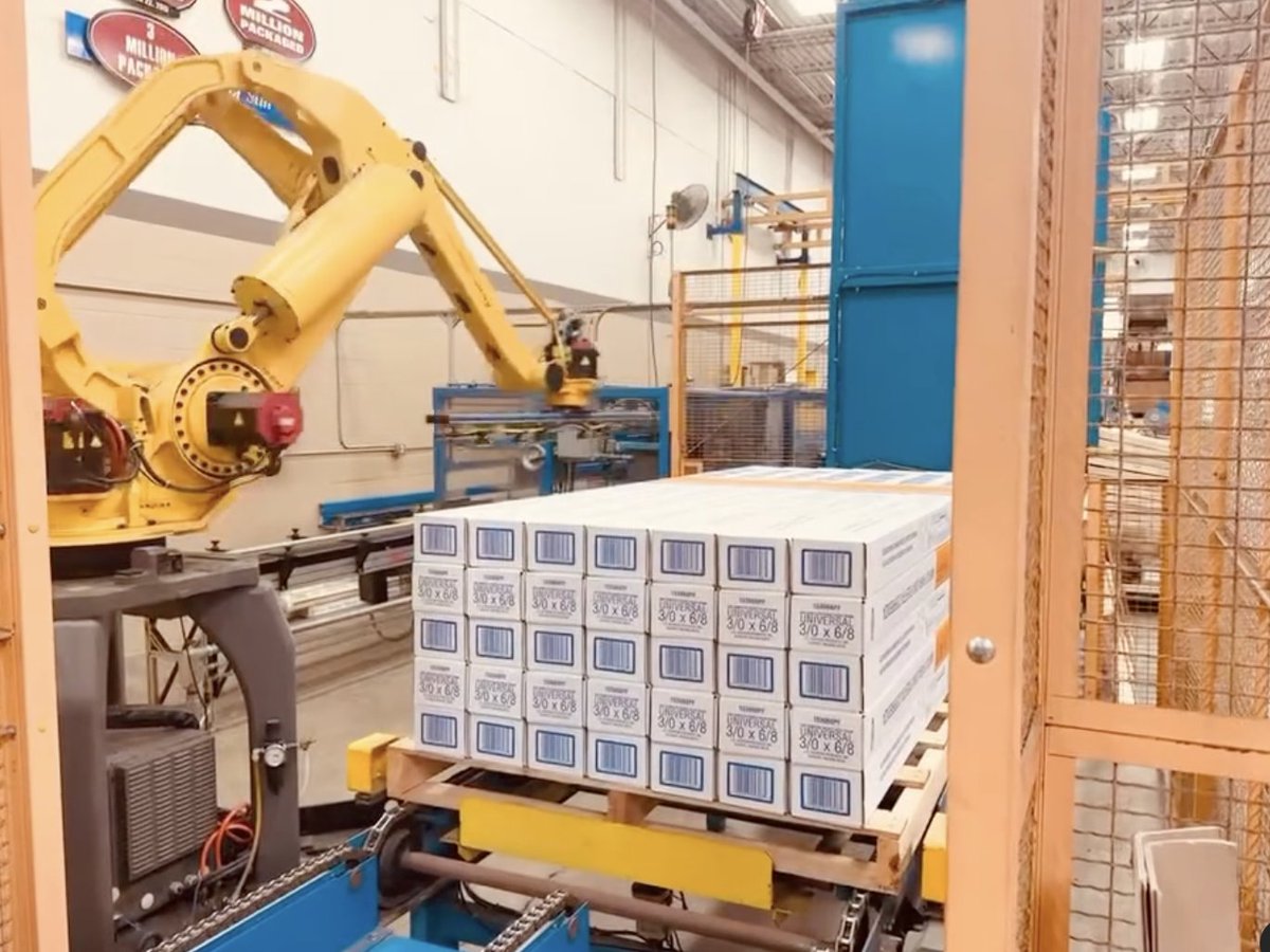 JohnsonHrdware's tweet image. Department Spotlight: Meet the Robot! 🤖

This powerhouse handles freshly sealed boxes, moving them from the packaging line straight to the skid—keeping things smooth, fast, and efficient! #AutomationInAction #RobotGoals #BehindTheScenes