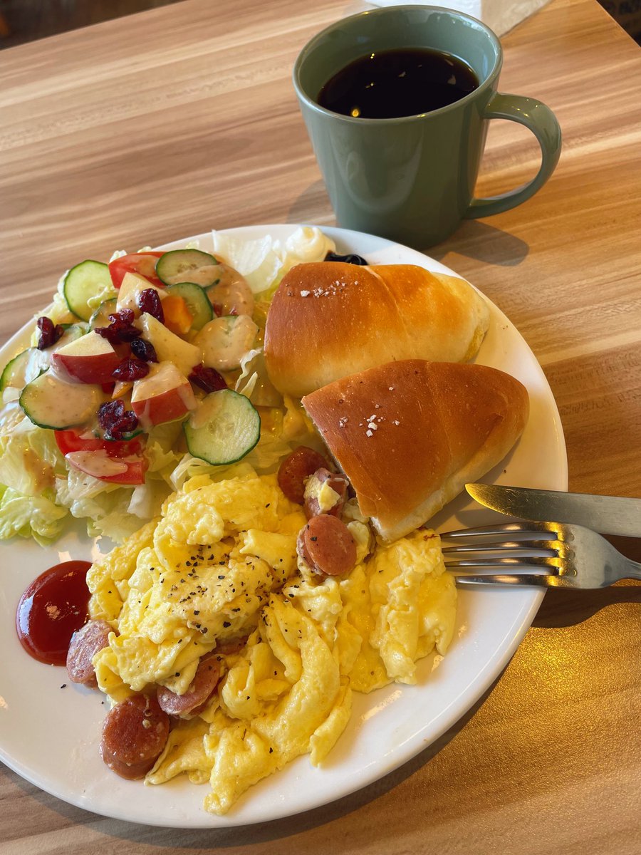 เป็นพวกชอบกินขนมปังกับเนยเปล่าๆ จำได้ว่าเห็นชิโอะปังในไต้หวันตั้งแต่ปีแรกๆ ที่มาเรียนต่อแล้วก็กินมาตลอด 

วันนี้มาเจอร้านอร่อยแถวรพ.ที่มาฝากครรภ์ เป็นเซ็ทบรันช์กับชิโอะปัง บรันช์ดูง่ายๆ เพราะจุดขายเขาคือขนมปังที่อบเอง อร่อยจนซื้อกลับบ้านมากินต่อ 3 ชิ้น 100 NTD เอง 🥰