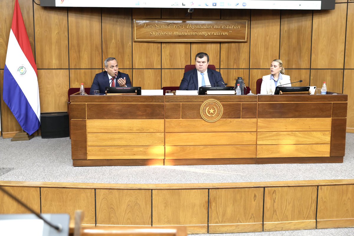 contraloriapy's tweet photo. 📌El contralor general, Dr. @camilobenitez23, el subcontralor general, Dr. @augustojfpaiva y técnicos de nuestra institución, se presentaron ante la Comisión de Cuentas y Control @cuentas_py, presidida por el senador @DionisioAmarill, a fin de presentar informes sobre la implementación del programa Hambre Cero en las escuelas.🏫 🔍