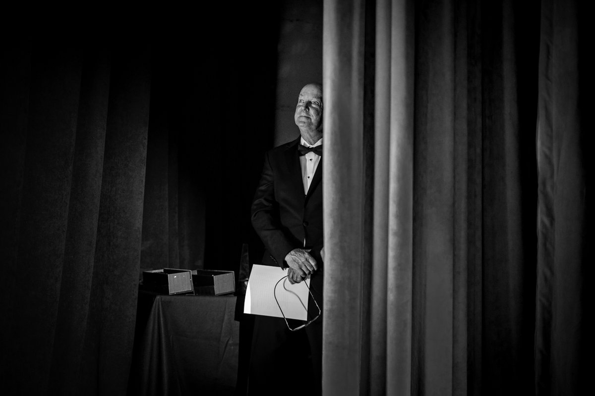 andyharnik's tweet image. .@dougmillsnyt before taking the stage to accept the WHCA Award for Excellence in Presidential News Coverage by Visual Journalists.