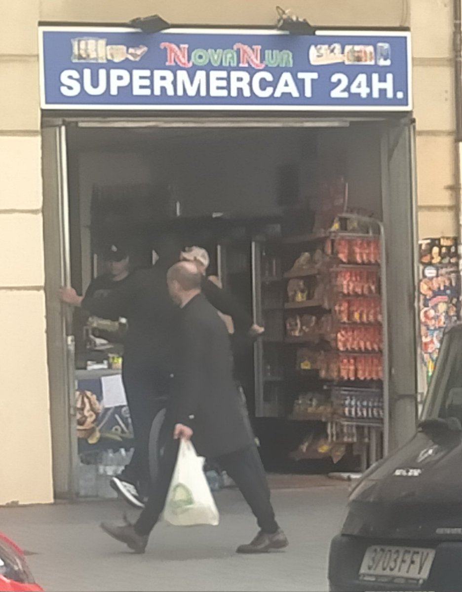 mgraciacan's tweet image. #AjuntamentDeBarcelona ens pren el pèl. Acaba d&apos;obrir un altre supermercat 24 hores a la ronda Sant Pau davant les #EscolesPies #Eixample #CiutatVella