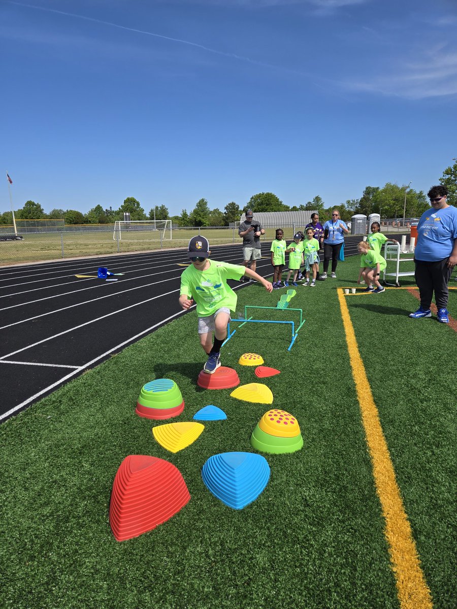 KaseySabo's tweet photo. Beautiful day and wonderful fun supporting @vbschoos elementary AAF students! #VBLFM25 @vbcpsopec @Beach_APE https://t.co/PBZnQuLLtw