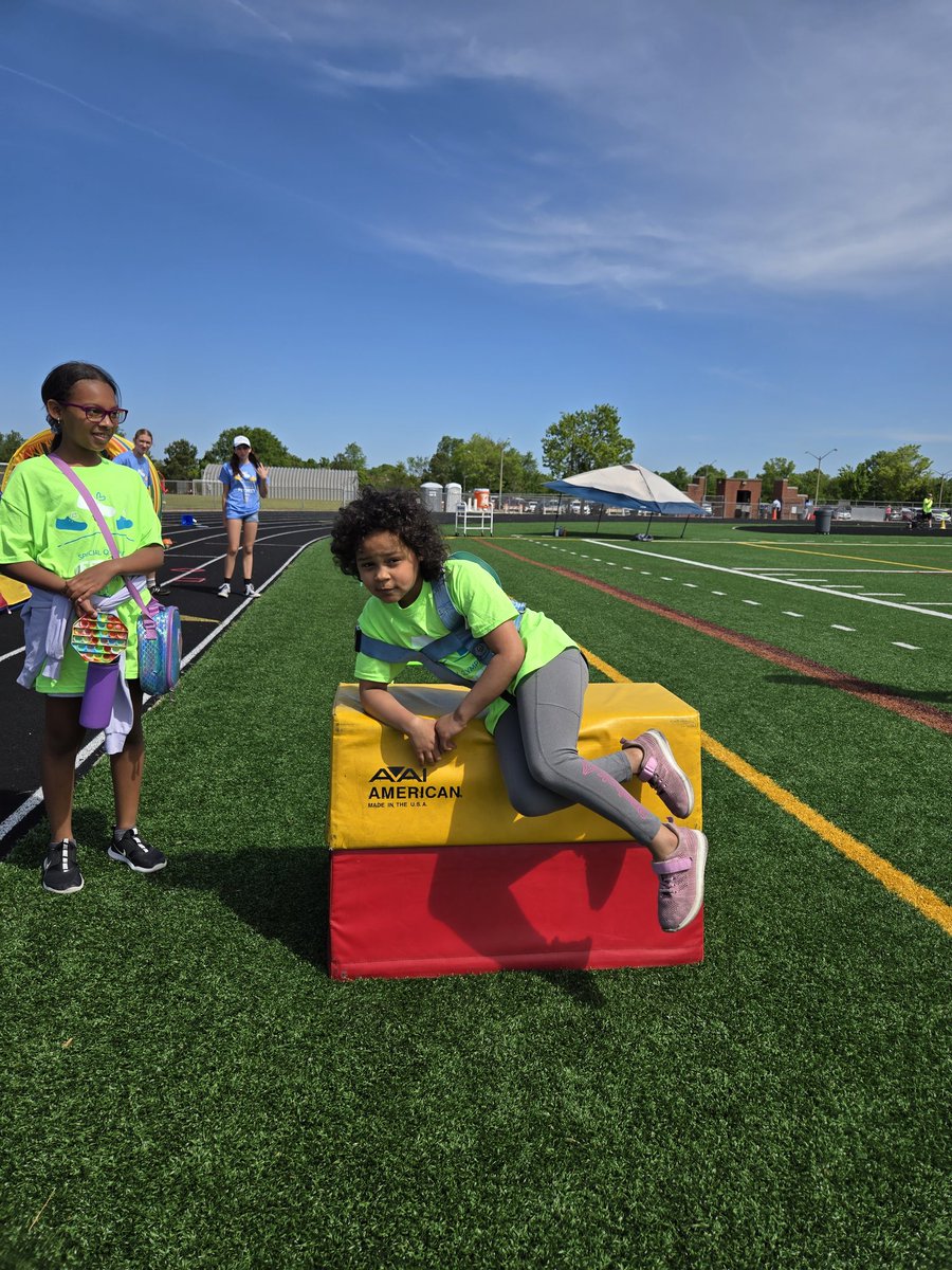 KaseySabo's tweet photo. Beautiful day and wonderful fun supporting @vbschoos elementary AAF students! #VBLFM25 @vbcpsopec @Beach_APE https://t.co/PBZnQuLLtw