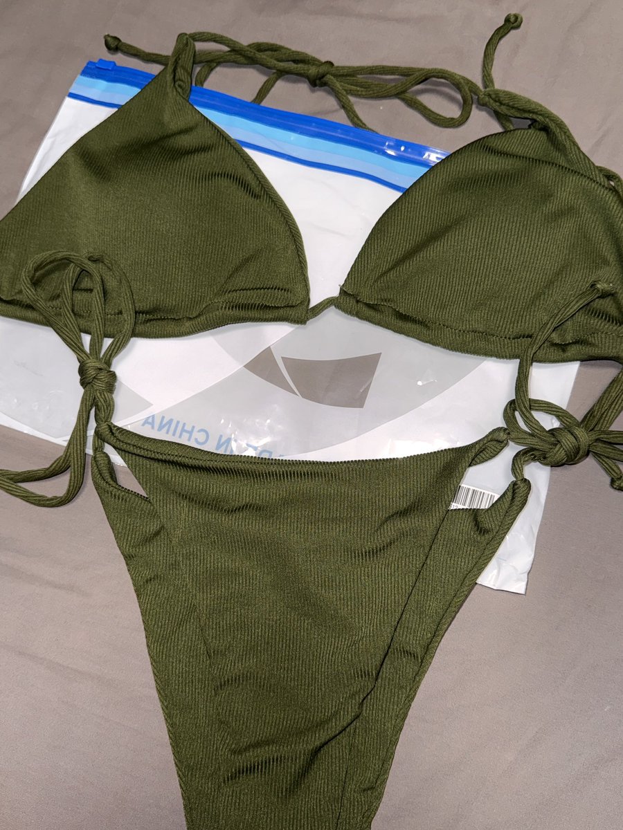 ส่งต่อ บิกินี่ ผ้าร่อง สีเขียวทหาร 
size m อก 33-35 150฿ ส่งฟรีแฟลช
มือ1 ไม่เคยใส่ค่า

#บิกินี่ #ส่งต่อบิกินี่ #ส่งต่อเสื้อผ้า #ส่งต่อเสื้อผ้ามือ2