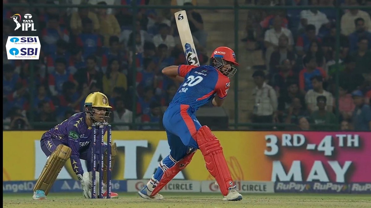 SarleNuvvelluuu's tweet image. Excellent knock @akshar2026 👏👏
43(23) with that injured hand.. 🔥

#AksharPatel