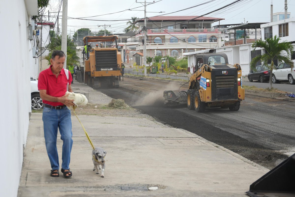 manta_alcaldia's tweet photo. ¡“La repavimentación es lo correcto”!

Para el ingeniero Freddy Barreiro, la repavimentación vial que inició la Alcaldía del Cambio, este lunes 28 de abril, es la medida correcta, ya que primero se trabajó en la obra hidrosanitaria y ahora en las calles. https://t.co/eR2fXiN73L