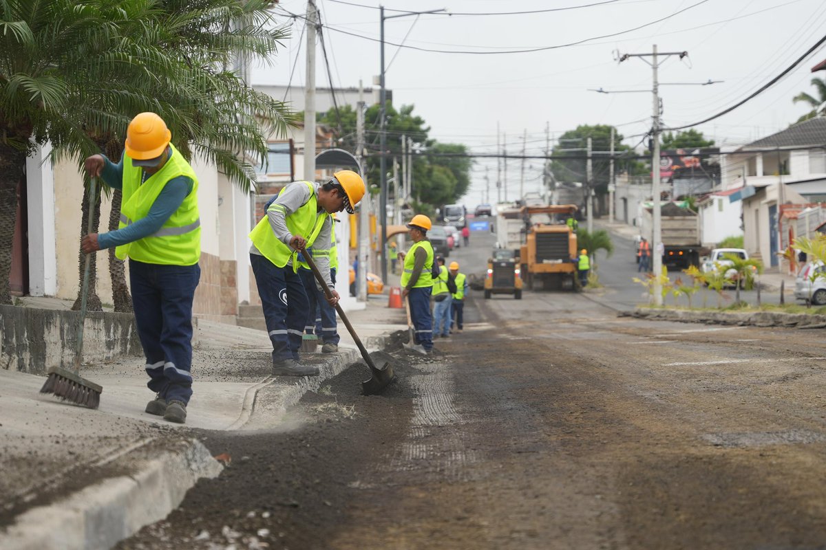 manta_alcaldia's tweet photo. ¡“La repavimentación es lo correcto”!

Para el ingeniero Freddy Barreiro, la repavimentación vial que inició la Alcaldía del Cambio, este lunes 28 de abril, es la medida correcta, ya que primero se trabajó en la obra hidrosanitaria y ahora en las calles. https://t.co/eR2fXiN73L