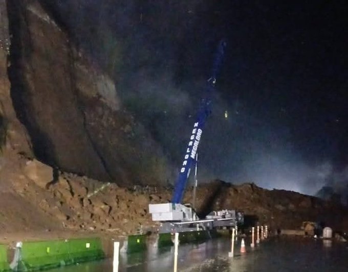 El caos de Los Chorros NO es relevante a ser titular en un medio estatal ... Es más importante el apagón en España que la crisis a la que se están enfrentando miles de salvadoreños para desplazarse. ¡Mediocres! #LosChorros