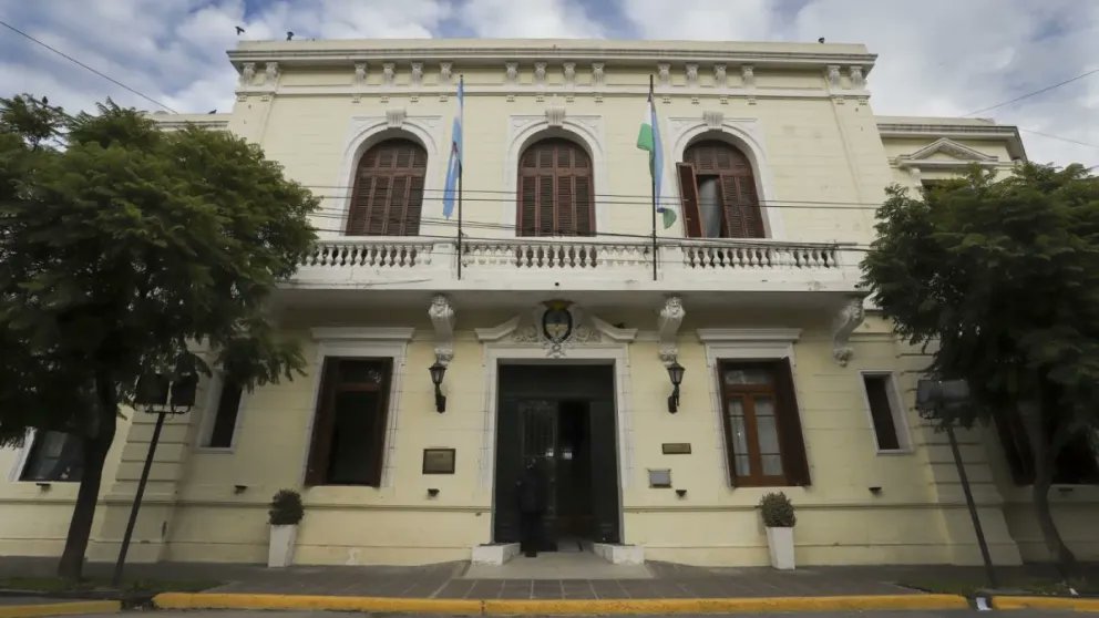 El Gobierno Provincial pagó $180.000 por indumentaria a estatales

👉tinyurl.com/3pphdcxv