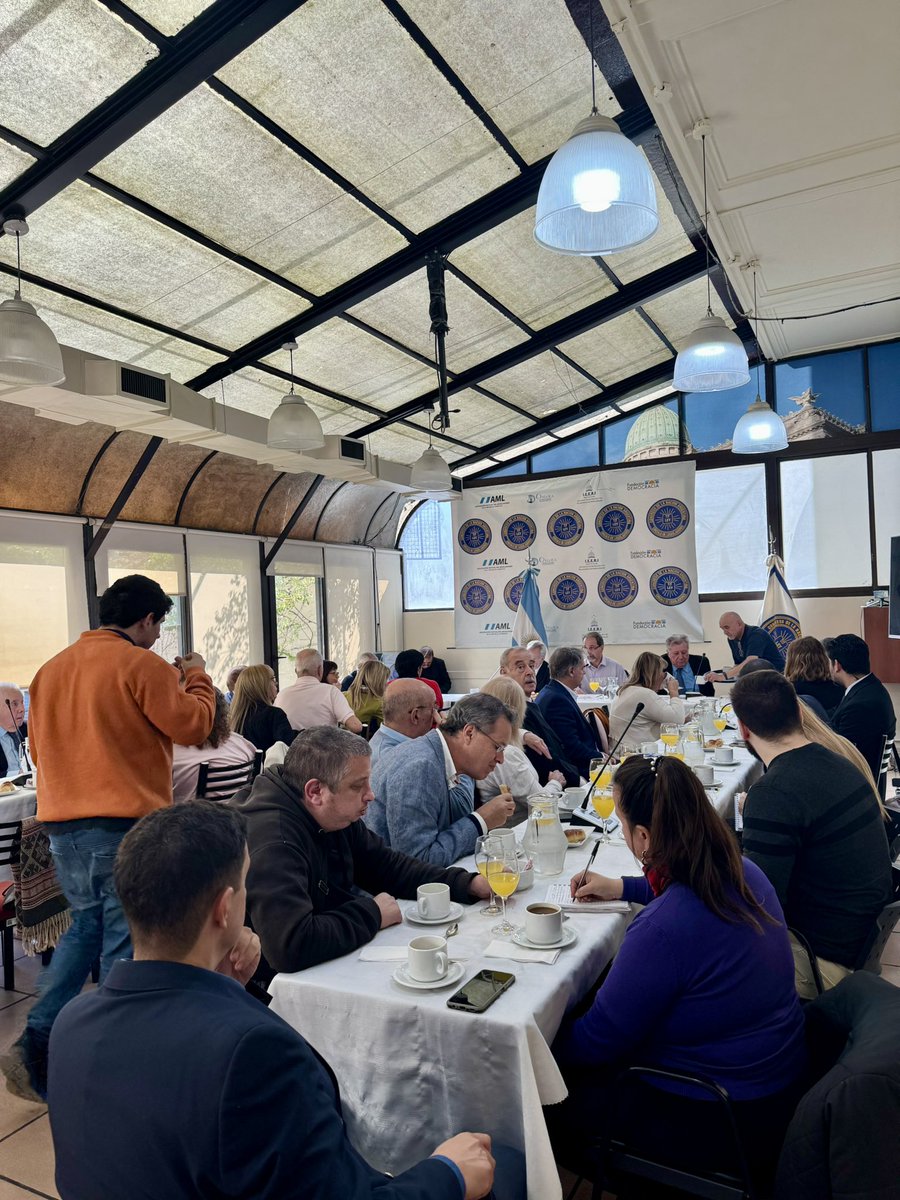 Luis María Scasso (OEI Argentina) brindó una charla clave en nuestro instituto, sobre los desafíos del presente y futuro en educación, trabajo, democracia y tecnología. Participaron legisladores, académicos y diplomáticos. Apertura a cargo de Rafael Pascual y Humberto Roggero.
