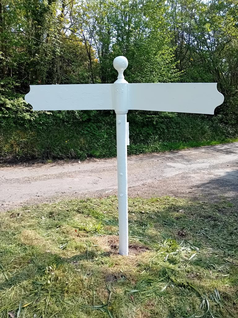 TheLengthsman's tweet image. That's a 2nd coat on sign 34!
Strimmed the grass triangle and found some white lines hidden under gravel
#gloss 
#tidy