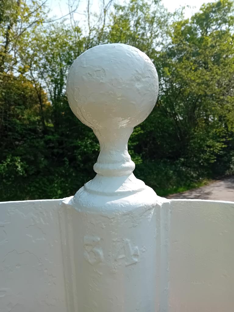 TheLengthsman's tweet image. That's a 2nd coat on sign 34!
Strimmed the grass triangle and found some white lines hidden under gravel
#gloss 
#tidy