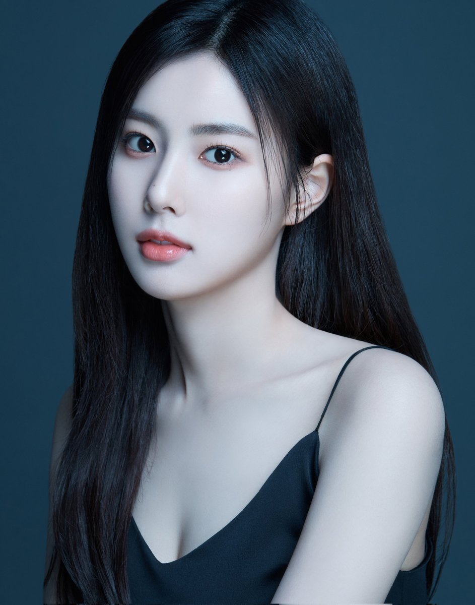 hyemsta's tweet photo. Kang Hyewon's fans have always had a bit of a love-hate relationship with 8D. When she first started her solo career after IZ*ONE, things looked promising. She had good promotions, some fun variety content, and her presence was felt. But around 2022, when she started focusing more on acting, things started to change. Promotions slowed down, her social media wasn’t updated regularly, and it often felt like she was being put on the back burner. It was frustrating for fans who just wanted to see her shine.

That said, we can’t ignore the fact that 8D did help her land some solid acting roles. She did well in those dramas, showed real growth, and even picked up a few awards along the way. So while the promotion side could’ve been better, her progress as an actress was definitely something to be proud of.

Now that she’s moved to Peace Entertainment, it feels like a fresh start. As fans, we’re really hoping this means better support, more consistent updates, and more chances for her to do what she loves. We just want to see her happy, doing well, and getting the recognition she deserves. Here’s to a new chapter and hopefully brighter days ahead for Hyewon! 💫🩵