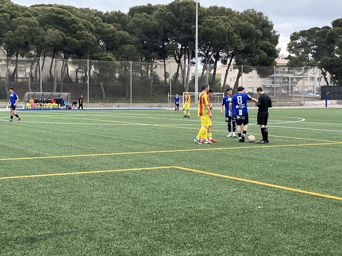 El CF Cubelles B ja és equip de tercera catalana i campió de lliga del seu grup.
Amb la victòria d'aquest dissabte contra el segon classificat, els cubellencs s'han proclamat campions de lliga quan falten tres jornades pel final.
radiocubelles.cat/noticies/pln5/…