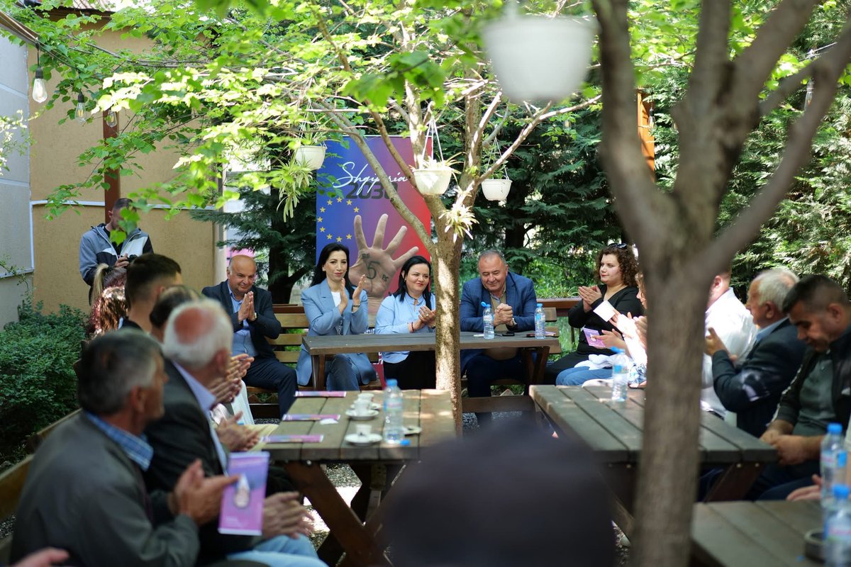 EvisKushi's tweet photo. 📸FotoAlbumi i takimeve me banorë të Hajdaranit, Vreshtanit, Polis i Vogël, Polis Valë, kudo nëpër fshatra e nëpër lagje, ku gjetëm mbështetje të fortë për PS🌹 dhe fitoren e 11 Majit!🙏
#PSElbasan🌹 #PS🖐️
#Shqipëria2030🇪🇺❤️🇦🇱 https://t.co/QH24fWaUR9