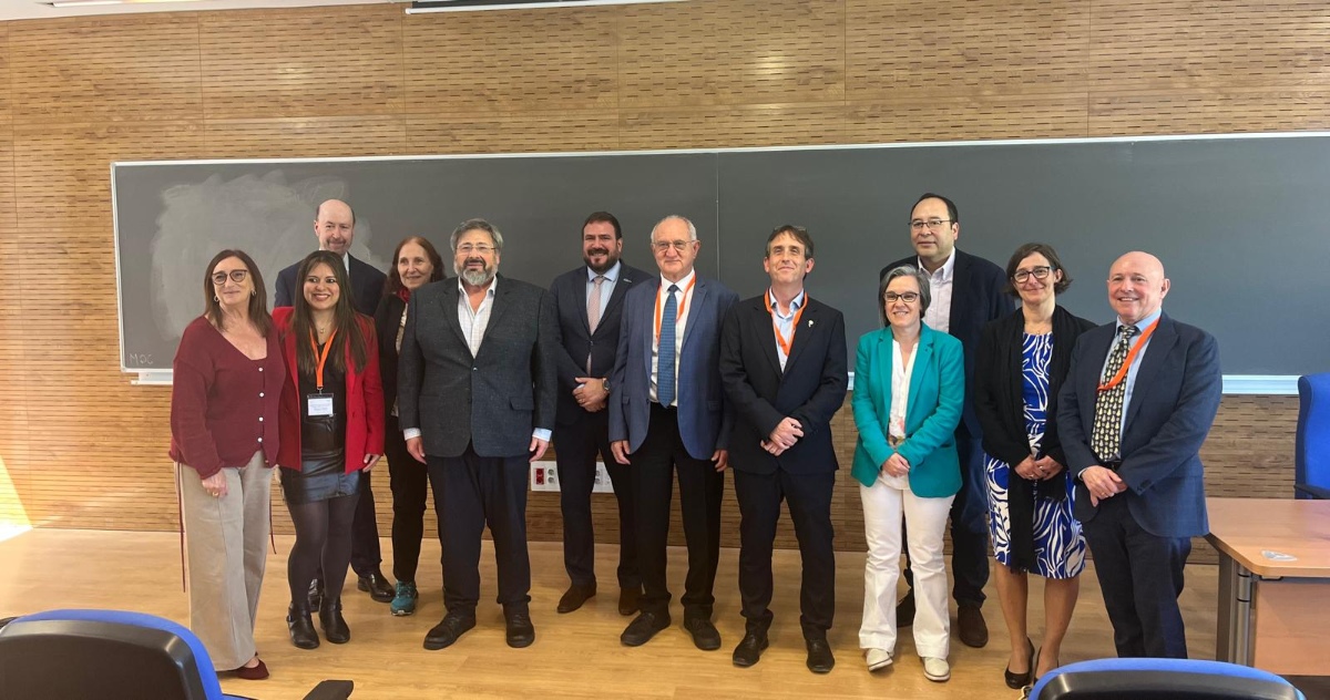 RSME (@realsocmatesp) on Twitter photo La presidenta de la RSME en el Conference on Geometry at Large
La semana pasada, nuestra presidenta <a href="/MvictoriaOtero/">VictoriaOtero</a> participó en una en una de las sesiones de este encuentro internacional que se celebró en organizado por el <a href="/_ICMAT/">Inst. de Cc. Matemáticas</a> . La presidenta de la RSME en el Conference on Geometry at Large
La semana pasada, nuestra presidenta <a href="/MvictoriaOtero/">VictoriaOtero</a> participó en una en una de las sesiones de este encuentro internacional que se celebró en organizado por el <a href="/_ICMAT/">Inst. de Cc. Matemáticas</a> .