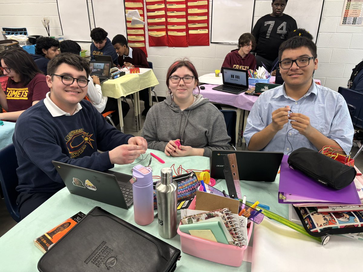 SherriSoumis's tweet image. Gr. 10 students learn block coding today @CCHcomets @WECDSB @thejoylabz #MakeyMakey #BlockCoding #Coding