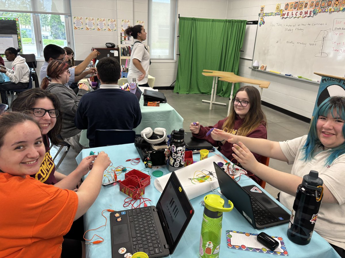 SherriSoumis's tweet image. Gr. 10 students learn block coding today @CCHcomets @WECDSB @thejoylabz #MakeyMakey #BlockCoding #Coding