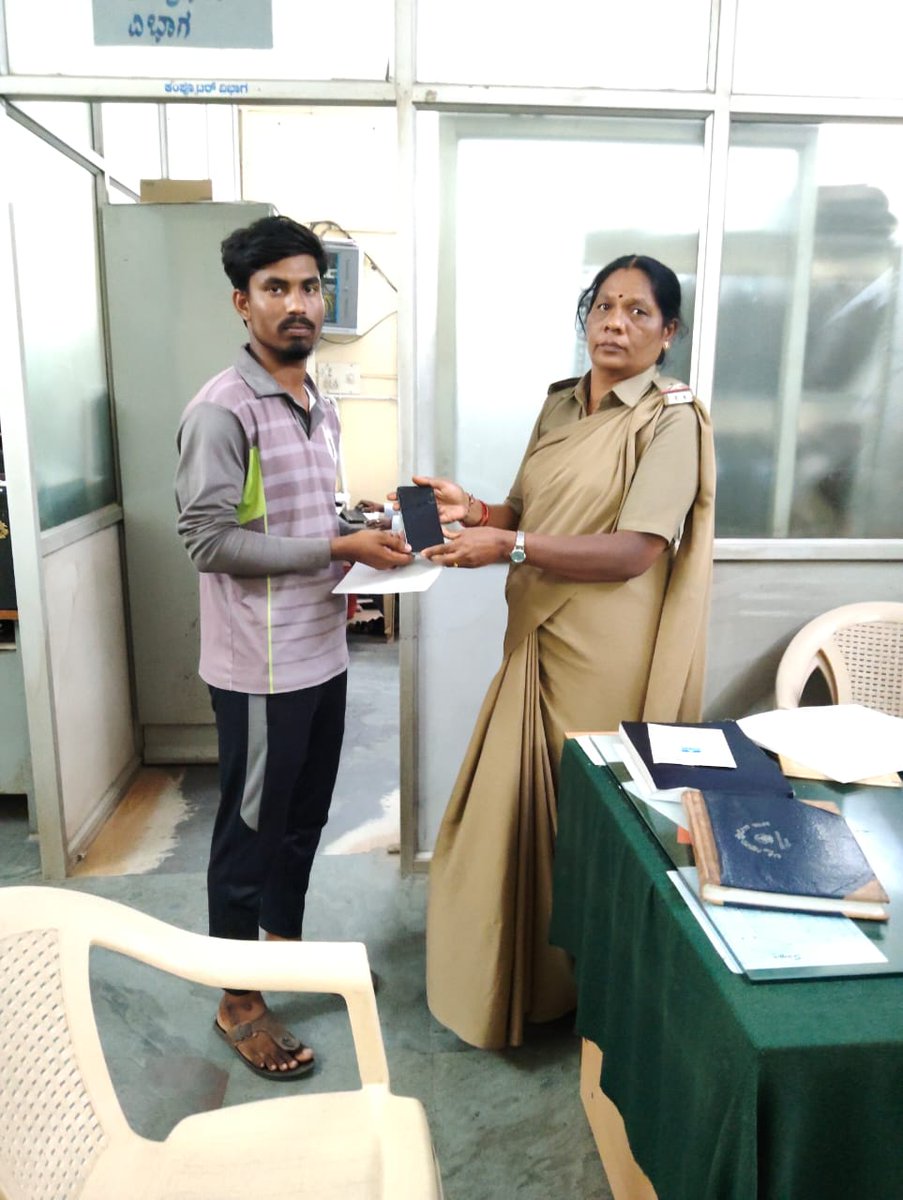 ಸಾರ್ವಜನಿಕರು ತಮ್ಮ ಮೊಬೈಲ್ ಫೋನ್ ಕಳೆದು ಹೋದ ಬಗ್ಗೆ  ಠಾಣೆಯಲ್ಲಿ ದೂರು ನೀಡಿದ್ದು, ಈ ಸಂಬಂಧ ಠಾಣೆಯ ಅಧಿಕಾರಿ &amp; ಸಿಬ್ಬಂದಿಗಳು ಕಳೆದು ಹೋದ ಮೊಬೈಲ್  ಅನ್ನು CEIR Portal ಮೂಲಕ ಪತ್ತೆ ಹಚ್ಚಿ ವಾರಸುದಾರರಿಗೆ ಹಿಂದಿರುಗಿಸಿರುತ್ತಾರೆ.