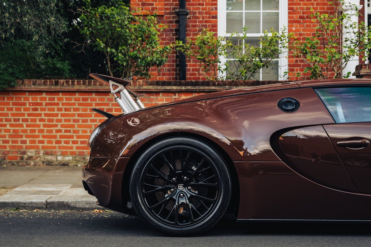 Bugatti's tweet image. Refined indulgence. The ‘Chocolate Orange’ BUGATTI VEYRON Super Sport, with its distinctive aesthetic, graces the roads of London with effortless beauty.

#BUGATTI #BUGATTIVeyron
–
bugatti.link/consumption