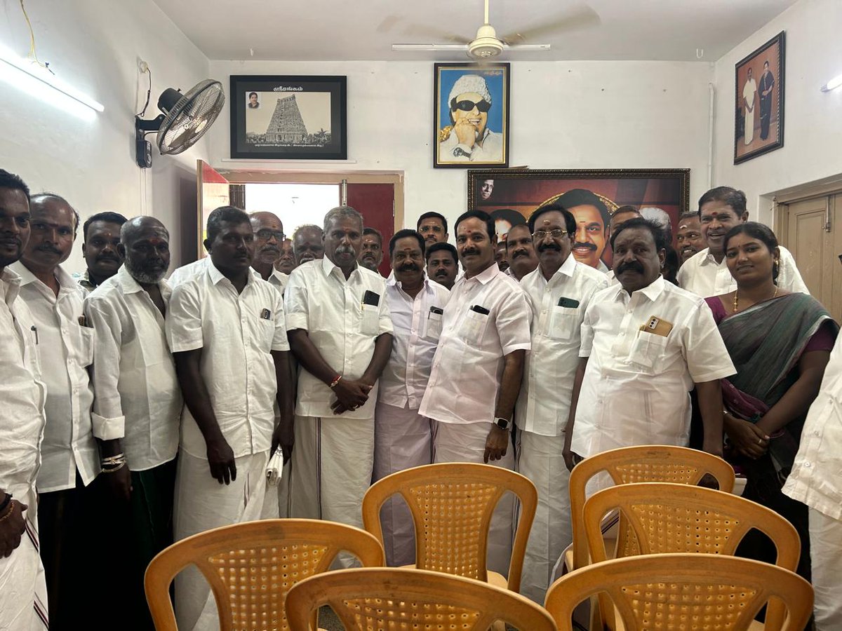 மாண்புமிகு கழக பொதுச் செயலாளர் சட்டமன்ற எதிர்க்கட்சித் தலைவர், நாளைய தமிழக முதல்வர் புரட்சித்தமிழர், அண்ணன் எடப்பாடியார் அவர்கள் சீறிய தலைமையை ஏற்று, எனது முன்னிலையில்..

திருச்சி புறநகர் தெற்கு மாவட்டம் மணப்பாறை சட்டமன்ற தொகுதி, ஓபிஎஸ் அணியில் இருந்து இன்று தாய் கழகம் திரும்பிய