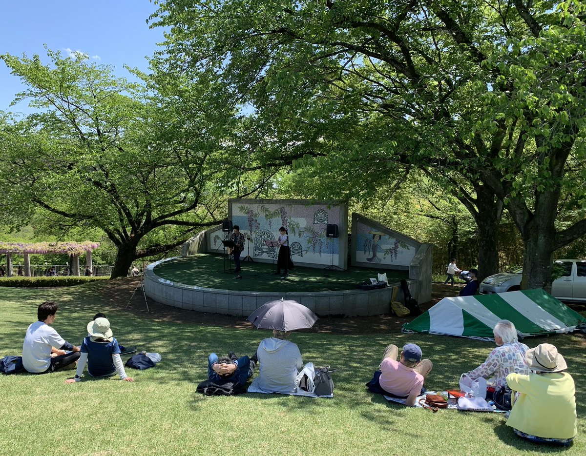 Astrya_Elly's tweet photo. 群馬県藤岡市でおこなわれた『ふじまつり』にAstryaで呼んでいただき、爽やかな空の下演奏させていただきました!
藤岡��方々のあたたかい拍手に感謝感謝。。。春風のした藤棚もとても綺麗でした。(^^)v
#藤岡ふじまつり #Astrya https://t.co/JHJoFM6k8Z