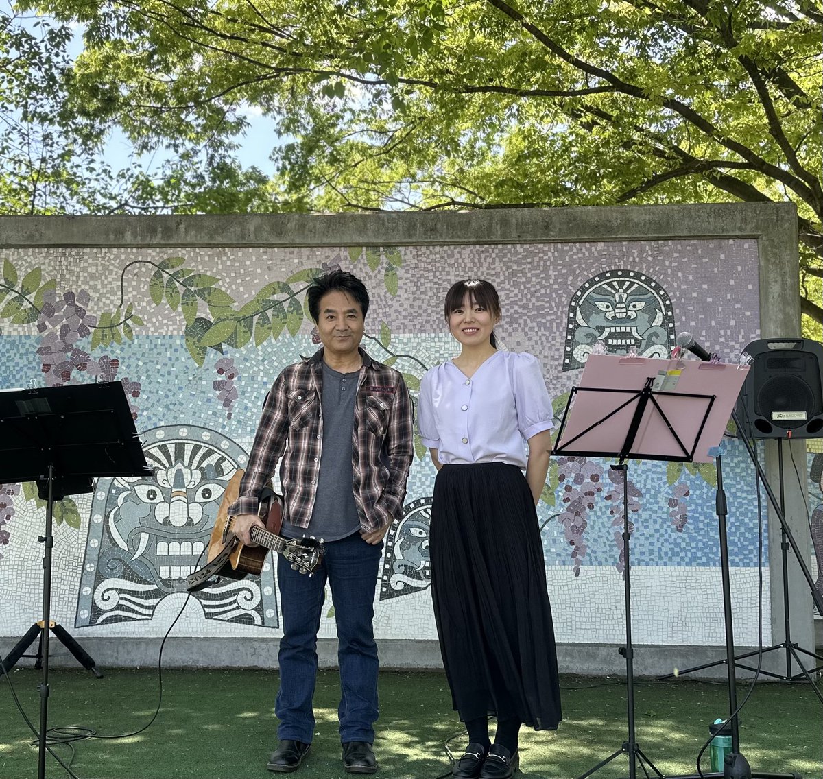 Astrya_Elly's tweet photo. 群馬県藤岡市でおこなわれた『ふじまつり』にAstryaで呼んでいただき、爽やかな空の下演奏させていただきました!
藤岡��方々のあたたかい拍手に感謝感謝。。。春風のした藤棚もとても綺麗でした。(^^)v
#藤岡ふじまつり #Astrya https://t.co/JHJoFM6k8Z
