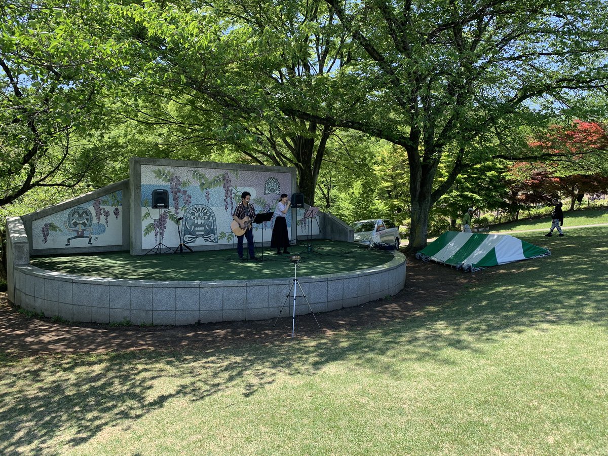 Astrya_Elly's tweet photo. 群馬県藤岡市でおこなわれた『ふじまつり』にAstryaで呼んでいただき、爽やかな空の下演奏させていただきました!
藤岡��方々のあたたかい拍手に感謝感謝。。。春風のした藤棚もとても綺麗でした。(^^)v
#藤岡ふじまつり #Astrya https://t.co/JHJoFM6k8Z