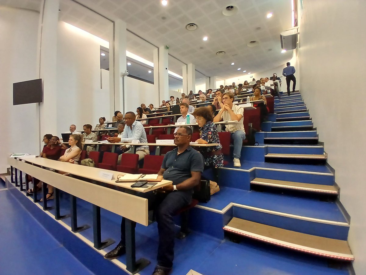 Prefet971's tweet photo. Copil #chlordécone du 28/04/2025 
Retour sur les avancées à mi-parcours de la stratégie 2021-2027 pour informer, protéger &amp; réparer les guadeloupéens :
▶️Chiffres clés
▶️Alimentation sans chlordécone
▶️formation, recherche 
▶️Indemnisations des professionnels
▶️Contrôle renforcé https://t.co/ZxzanKJUZn