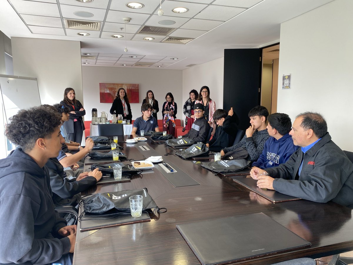 ¿Cómo viviremos en 30 años si no tomamos consciencia sobre el cambio climático? Estudiantes y profesores del Liceo Politécnico San Joaquín conocieron cuatro escenarios posibles en la experiencia inmersiva #FourFutures de <a href="/EYChile/">EY Chile</a>. Conoce más aquí 🌐: ensenachile.cl/blog/estudiant…