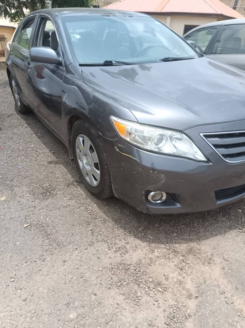 PRESS RELEASE

*FCT POLICE RECOVER THREE STOLEN VEHICLES, ARREST EIGHT SUSPECTS INCLUDING HUSBAND-AND-WIFE DUO.*

….As wife confesses to purchasing master keys from Jumia online marketplace.

On 19th April 2025, following the report of a stolen gold Toyota Corolla (Reg No. ABC