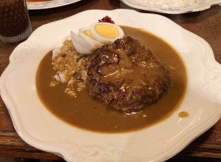 ame_gohan's tweet photo. 美味しそうな写真グランプリ！

続いては
RN　菱本理露　さん！

家の近くの喫茶店の
ハンバーグカレーです！

#アメフラ897 https://t.co/lWQsOY88ru
