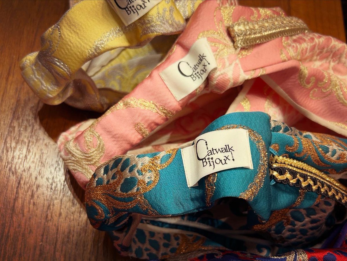 CatwalkBijoux's tweet image. Catwalk Bijoux New Arrivals 
UTAGE Tarban
人気のUTAGE Tarbanに新作が登場します！リバーシブルでリボン取り外し可能。
今回は、表面と裏面の世界感がちがいすぎて楽しいターバンになってます😊
気になる方はDMでお問い合わせ下さい。
#catwalkbijoux #vintage #koenji #tarban