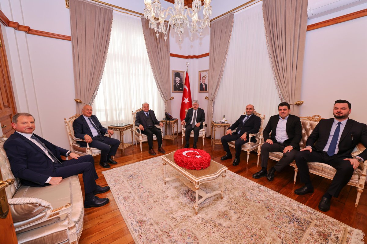 Valimiz Sayın Rahmi DOĞAN, Kamu Toplum Hizmetleri Derneği Başkanı Emekli Vali Özdemir ÇAKACAK ve yönetimini Merkez Çalışma Ofisindeki makamında kabul etti.