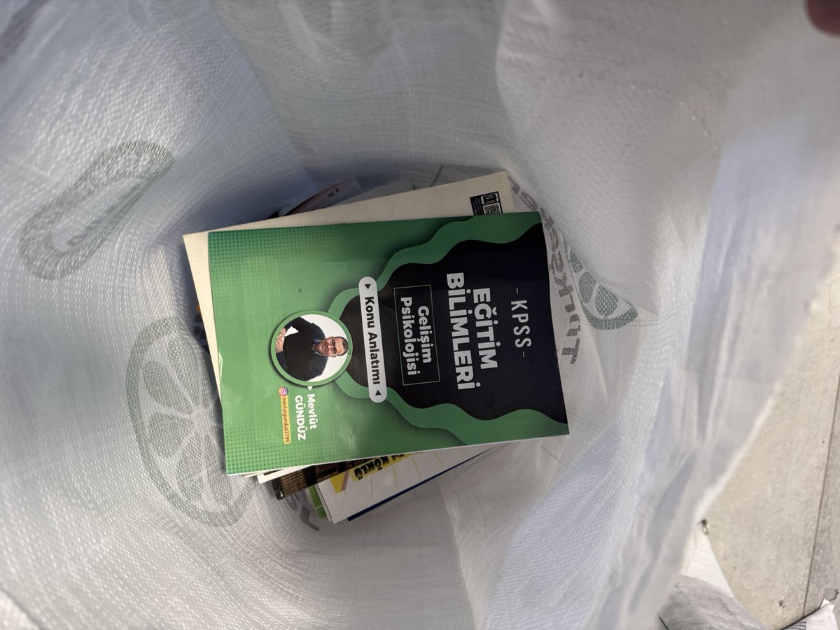 ATAMA BEKLEYEN ÖĞRETMENLERİN ULUSTA ATTIĞI KİTAPLARI SN YUSUF TEKİN'E GÖNDERDİK. 
Sayın Bakan Yusuf Tekin,
15 bin öğretmen atama açıklamanızla umutları kırılan öğretmenlerimiz, 27 Nisan 2025’te Ulus Meydanı’nda taleplerini ve tepkilerini dile getirmek için kitaplarını fırlattı. O