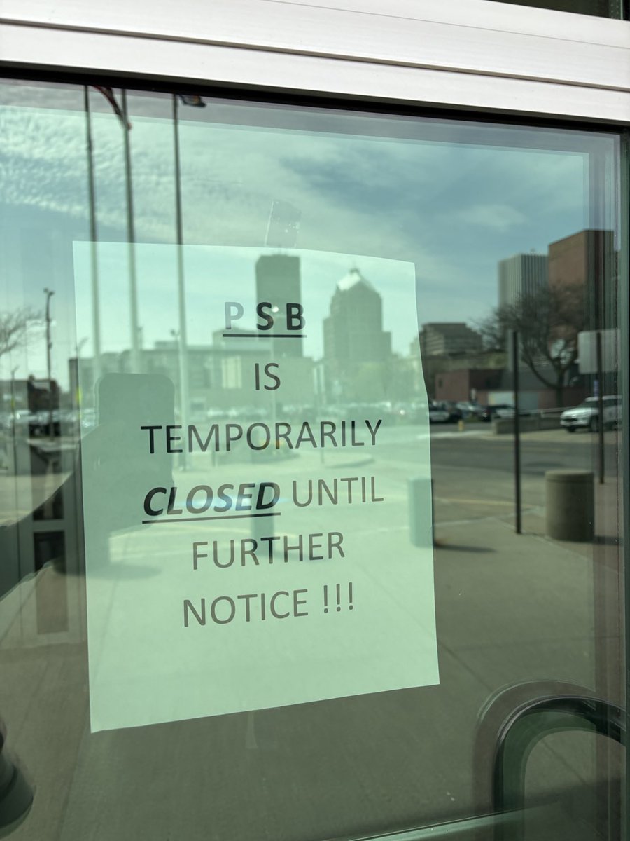 tyee23's tweet image. Signs on the door of the Public Safety Building saying they are temporarily closed